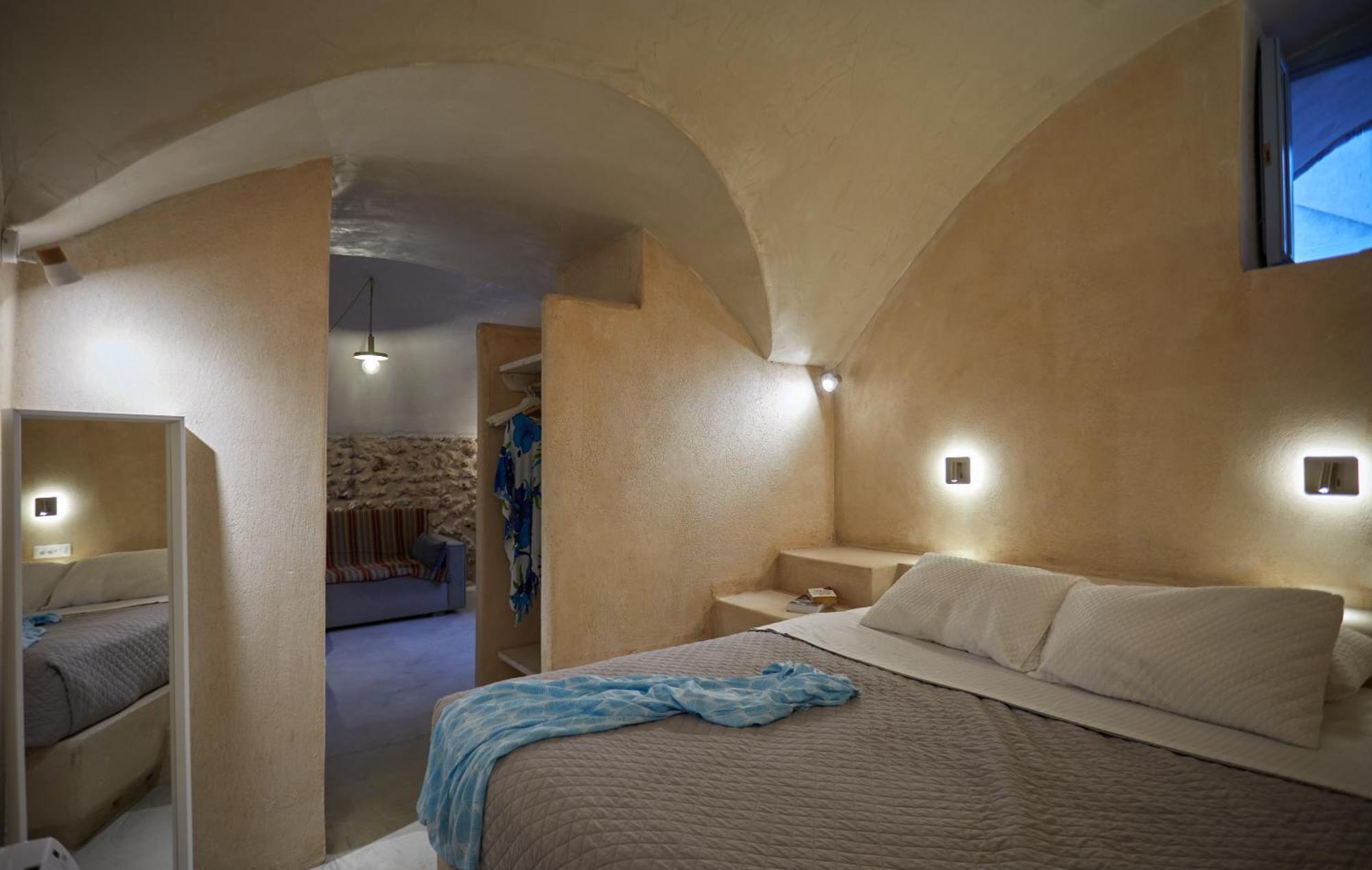 Oia's Cellars * Oia (Santorini)