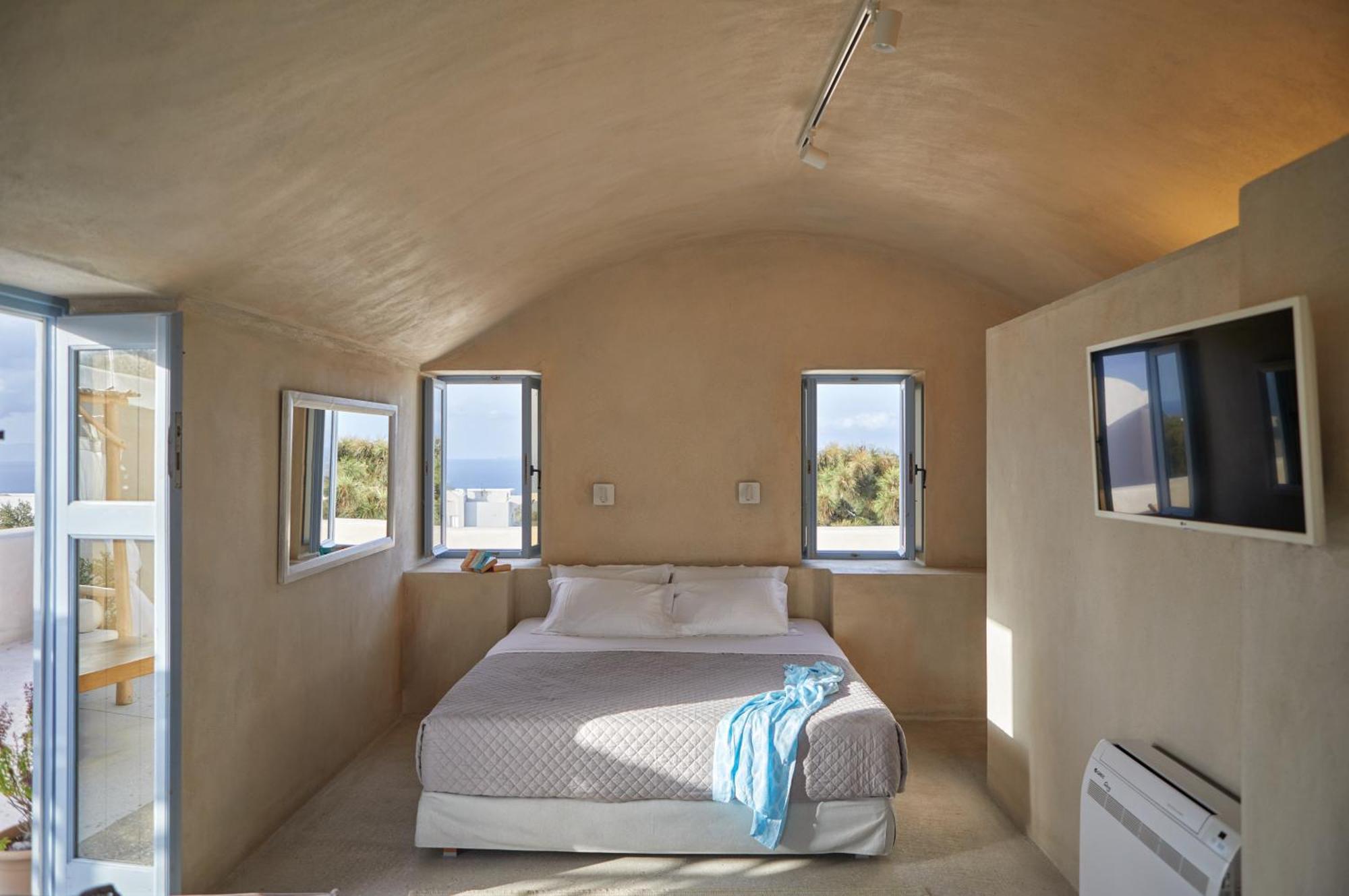 Oia's Cellars * Ия